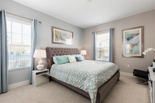West Kissimmee Villa | 5 BR 6 BA Luxury Villa 5 min to Disneyworld Hot Tub & BBQ