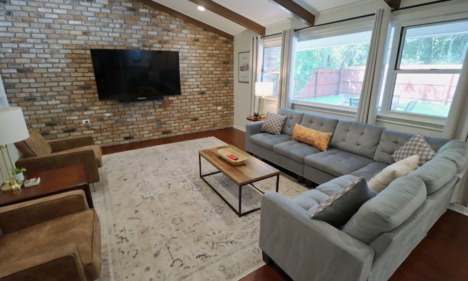 Highlands - Perkins Casa | 5 BR Highland House! 20 Minute walk to Tiger Stadium!! Level 2 EV Charger!