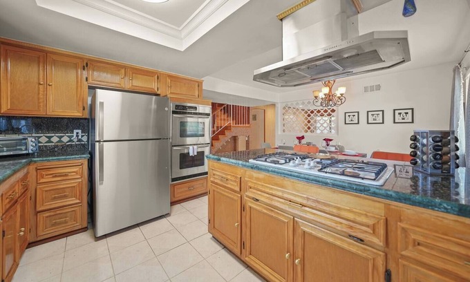 Norwalk Casa | 5 BR Jacuzzi | 12 mins to Disney | Knotts | Beach