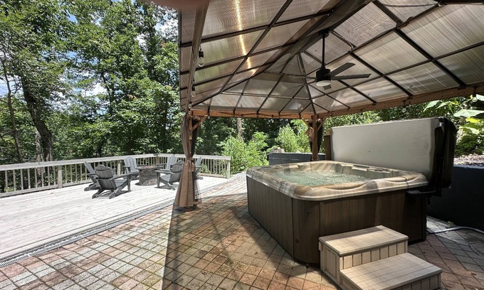 Lookout Valley Neighborhood Association Cabina | 5 BR Log Cabin - Hot Tub - Pond Fishing - 2 Acres-Covered Deck - Firepit - Chattanooga -Pets Welcome
