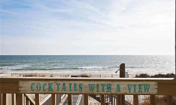 Long Beach Casa | 5 BR Oceanfront, Oak Island, Carolina del Norte Volver A La Playa