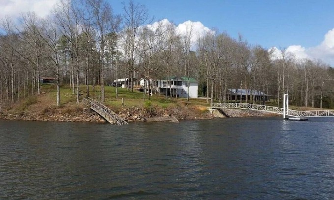 Trimble Casa | 5 BR Retreat on Beautiful Smith Lake & Close to I-65