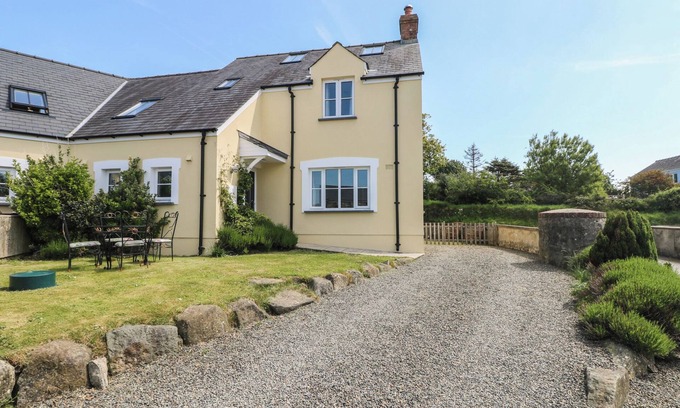 Haverfordwest Casa | 5 CART-TWS BACH, pet friendly, with open fire in St Davids