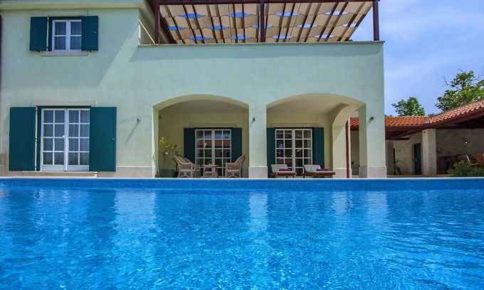 Butkovici Villa | 5 * Encantadora villa con gran piscina climatizada, 2 canchas de tenis, jacuzzi