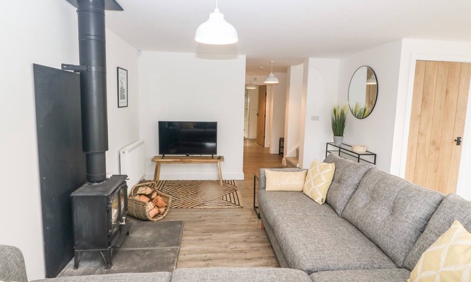 Caergeiliog Cabaña | 5 CLEIFIOG FAWR, family friendly, luxury holiday cottage in Valley