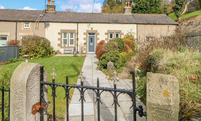 Bellingham Cabaña | 5 CRUDDAS TERRACE, pet friendly, with open fire in Bellingham
