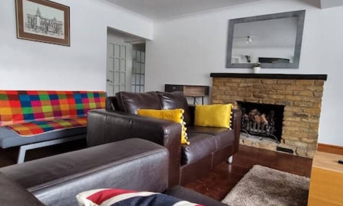 Waltham Cross Casa | 5 double beds in a detached house in Cheshunt with free parking.