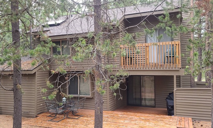 Sunriver Cabina | 5 East Butte-Sunriver, Oregon: BBQ, WiFi, SHARC Aquatics, Tubing Hill, Mt. Bachelor, Golf, Deschutes River, Tennis, Bike Paths