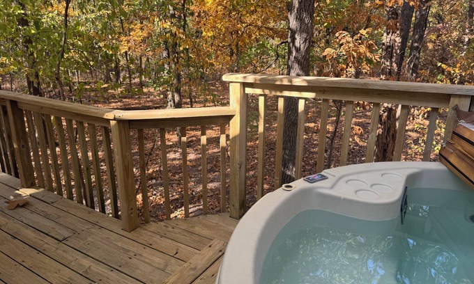 Afton Cabina | 5 Elk Lodge ROMANTIC Log Cabin in the woods. Hot Tub & Wood Burning Fire Place.