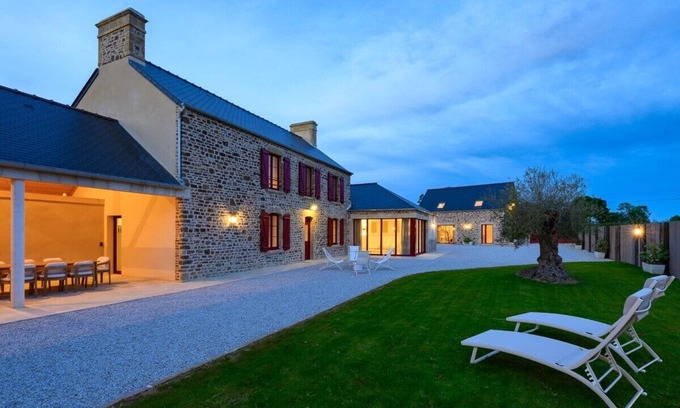 Saint-Sauveur-le-Vicomte Casa | 5* gîte in the Cotentin region indoor pool spa gym games room