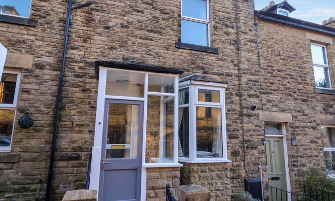 Pateley Bridge Cabaña | 5 HAMILTON TERRACE, pet friendly, with open fire in Pateley Bridge