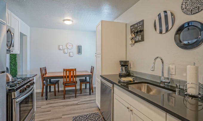 University Heights Apartamento | #5: King bed, 1bd/1ba, Walk to UNM & restaurants!