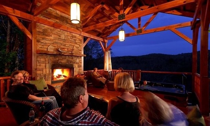 Dial Cabina | 5 lujosas suites King con baños privados ~ Treehouse w / Hot Tub, asientos, chimenea