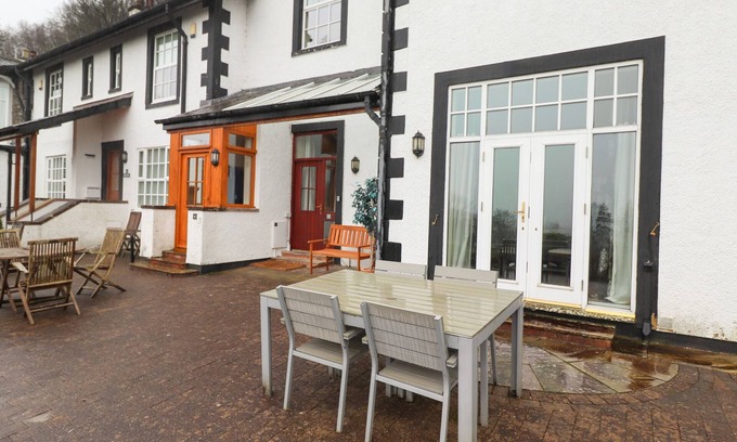 Thornthwaite Cabaña | 5 LADSTOCK HALL, character holiday cottage, with a garden in Keswick
