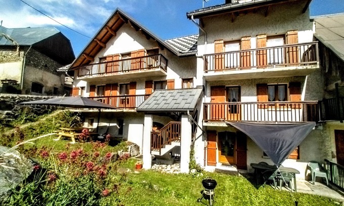 Saint-Colomban-des-Villards Apartamento | 5 minutes from the Sybelles ski area! Fully equipped apartment with a view.