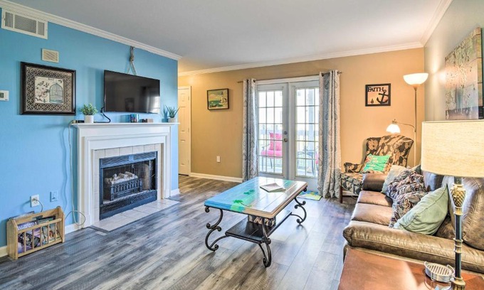 Gulf Shores Apartamento | 5 Mi to Beach Gulf Shores Condo with Perks!
