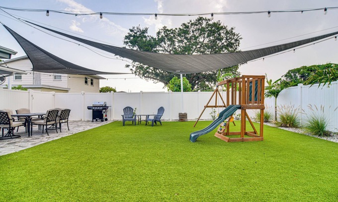Bay Crest Park Casa | 5 Mi to Beach: Tampa Retreat w/ Furnished Lanai!