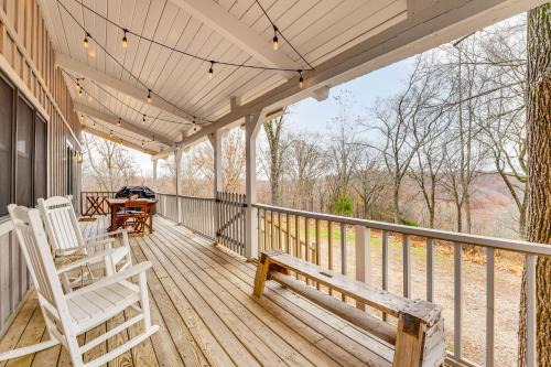 Eureka Springs Casa | 5 Mi to Beaver Lake Family Cabin with Game Room