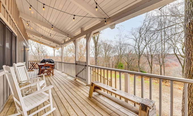 Eureka Springs Cabina | 5 Mi to Beaver Lake: Family Cabin w/ Game Room