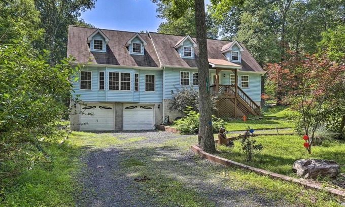 Henryville Casa | 5 Mi to Camelback Henryville Home with Hot Tub!