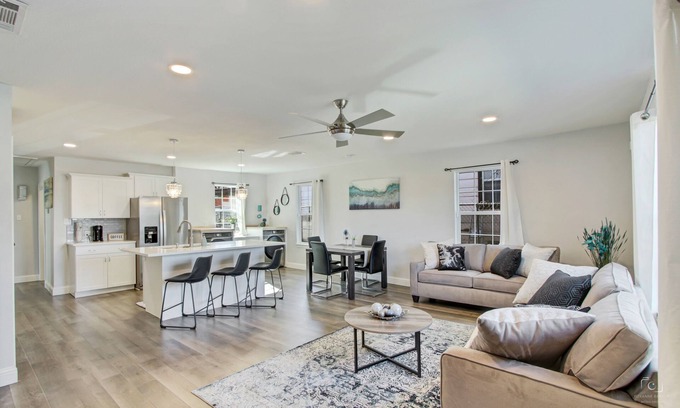 Cedar Crest Casa | 5 mi to Downtown! Backyard! Near DFW Airport! Long Stay Discounts! King Bed!