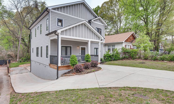 Sylvan Hills Casa | 5 Mi to Dtwn ATL: Home w/ Office & Large Backyard!