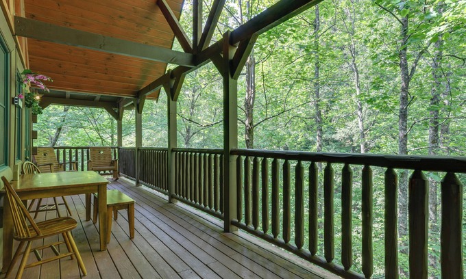 Hemlock Hills Cabina | 5 Mi to Dtwn: Gatlinburg Cabin w/ Hot Tub!