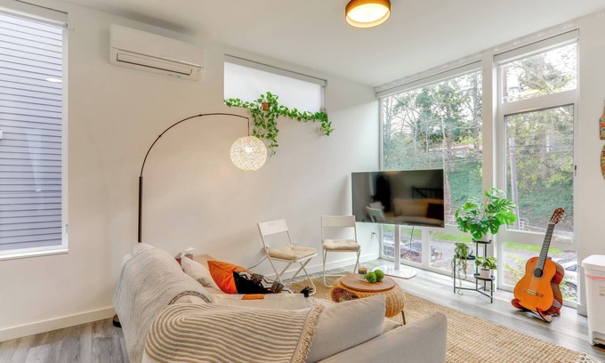 North Queen Anne Casa | 5 Mi to Dtwn: Pet-Friendly Townhome in Seattle!