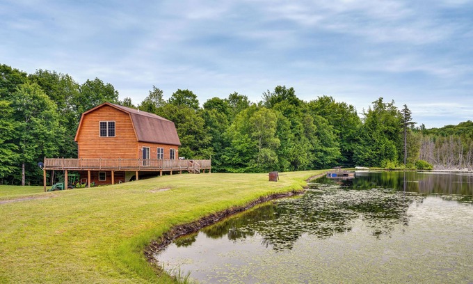 Jay Cabina | 5 Mi to Jay Peak Resort: Cabin w/ Pond Access!