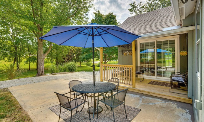 Kansas City Casa | 5 Mi to Kansas Speedway! 'Cowtown Cutie KC'