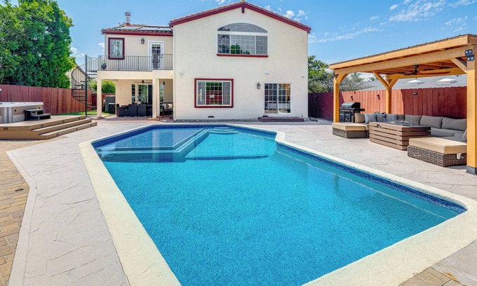 Bay Ho Casa | 5 Mi to La Jolla Cove: Spacious Retreat w/Hot Tub