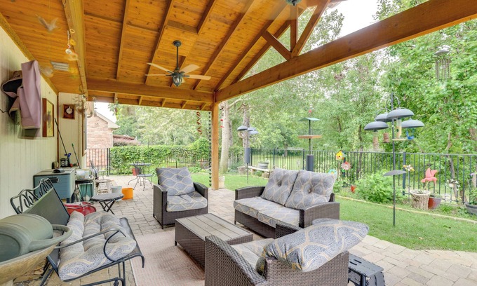 Lewisville Casa | 5 Mi to Lewisville Lake: Couple's Retreat w/ Yard