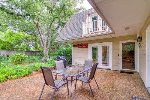 Gulf Breeze Casa | 5 Mi to Pensacola Beach Townhome with Yard!
