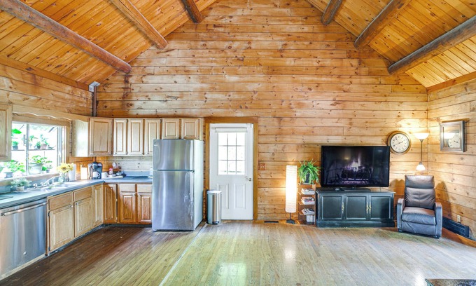 North Carver Cabaña | 5 Mi to Plymouth Rock: Log Cabin Getaway!