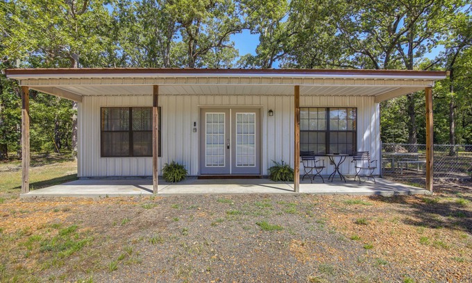 Sardis Cabina | 5 Mi to Sardis Lake: Pet-Friendly Cabin Rental