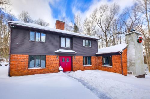 Killington Casa | 5 Mi to Skiing Home with Hot Tub and Patio!