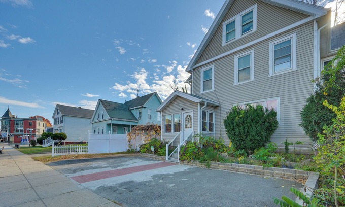 Medford Casa | 5 Mi to TD Garden: Quiet Medford Getaway!