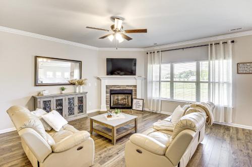 Athens Casa | 5 Mi to The Square Athens Home with Pool Access!