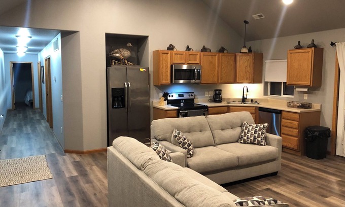 Pierre Casa | .5 mile to Lake Oahe boat access, 15 min from Pierre SD, wifi, oversized garage