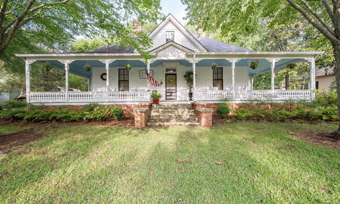 Hamilton Casa | 5 Miles to Callaway Gardens and walking distance to shops and restaurants.