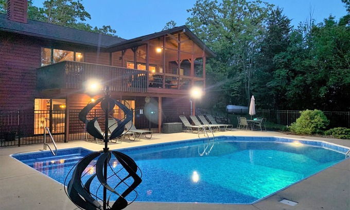 Lake Geneva Casa | Piscina privada climatizada en el suelo | Vistas elevadas de la naturaleza | 5 minutos al centro