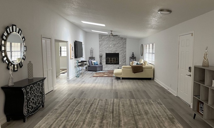 Fellowship Casa | 5 miles to WEC - 3 bdrm + Office/"4th bdrm", 2.5 bath 2800 SF Home, Sleeps 10