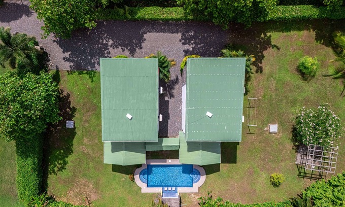 Parrita Casa | 5 min drive to beach-paved roads-6 bedroom-sleep 12-fast WiFi-pool