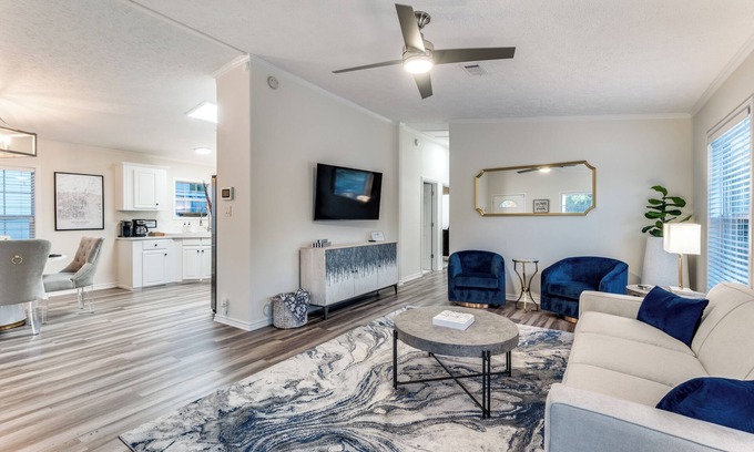 McKinney Cabaña | 5 min. stroll to Downtown Mckinney! Family & Pet Friendly Cottage