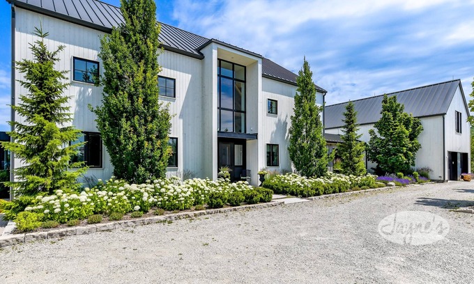The Blue Mountains Casa | 5 Min to Georgian Peaks! Breathtaking 5bdrm 5bath Converted Barn - Blue Mtn!
