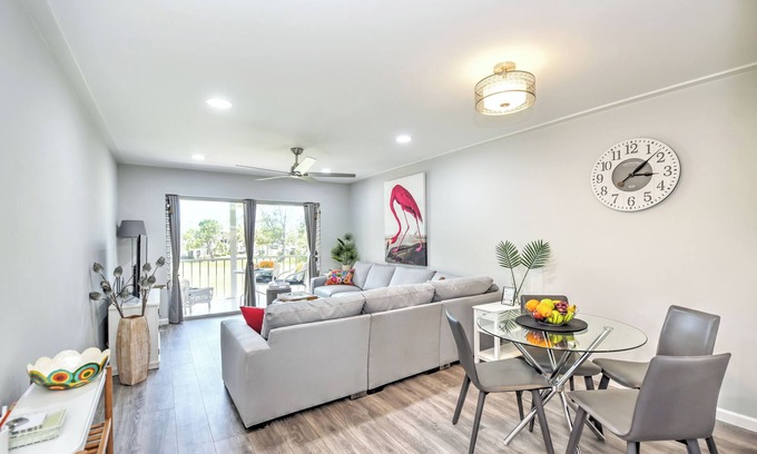 Central Naples Apartamento | 5 min to Beach, Pool, Golf, BBQ! 1-bedroom apartment, WiFi, AC in Naples