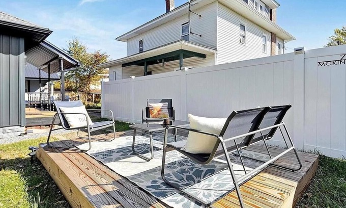 Woodburn Casa | 5 Min to Campus and Downtown Morgantown, River View, 3B 2B