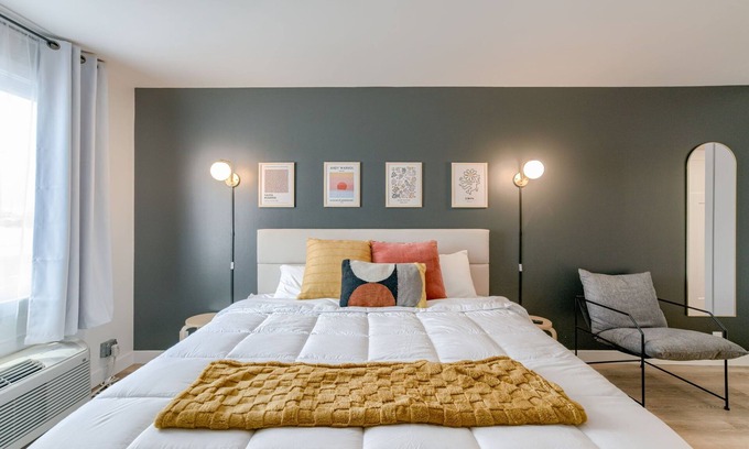 West Lincoln Hotel | 5 min. to Lincoln's top attractions. King size bed, kitchenette & outdoor space
