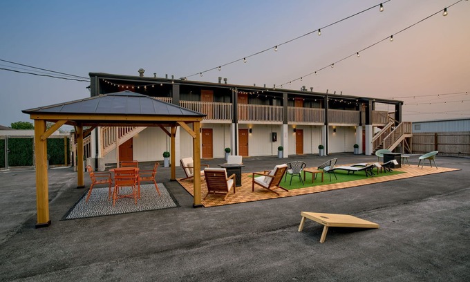 West Lincoln Hotel | 5 min. to Lincoln's top attractions. 2 Queens, WiFi, kitchenette & outdoor space