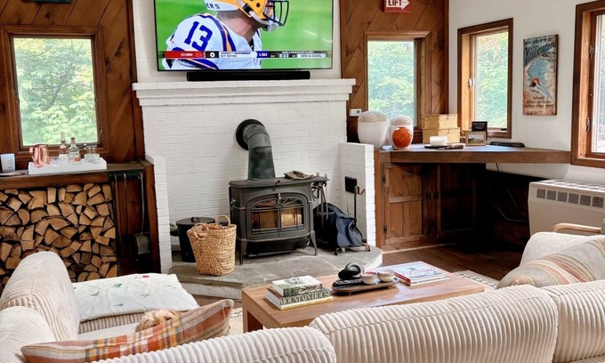 Central Vermont- Killington Casa | 5 Min to Lodges & Town; Arcade & Ping Pong Table; Hot Tub; Renovated
